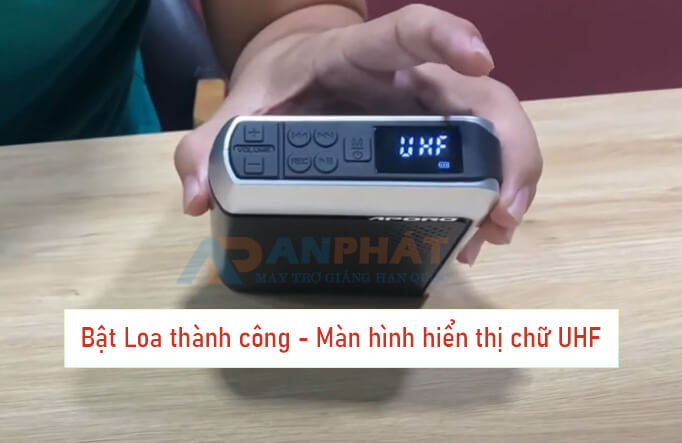 cach su dung loa tro giang aporo t18 uhf moi_maytrogiang.vn